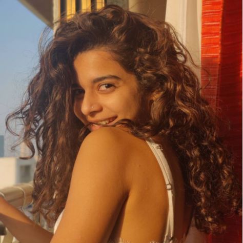 Curly Hair Actresses, Hair Home Remedies, Mithila Palkar, Simple Kurta, Skin And Hair Care, Skincare And Haircare, Things That Go, Simple Kurta Designs, Home Remedies For Hair