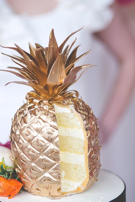 Pineapple Wedding Cake, Pineapple Wedding, Savory Cakes, Fiesta Tropical, Pineapple Parties, Pineapple Decor, Zucchini Cake, Party Punch, Gold Pineapple