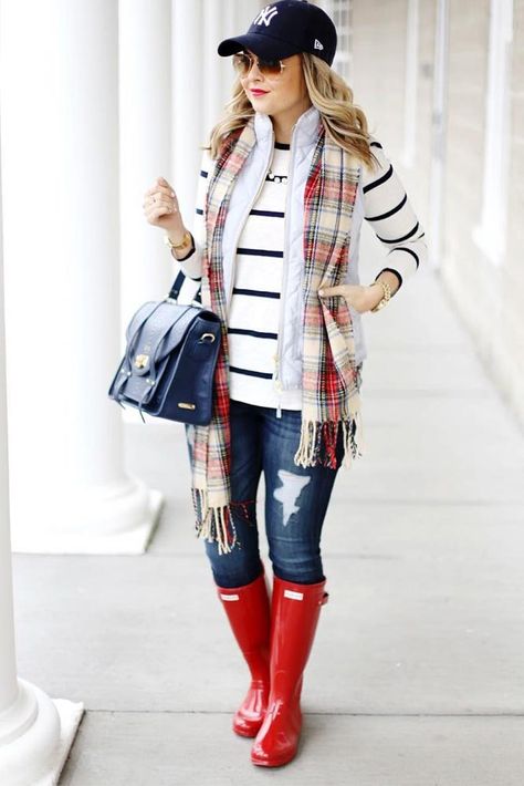 Rain boots are practical and stylish and can really dress up any fall or winter outfit. Check out these 15 trendy ideas for outfits with cute boots. Cold And Rainy Outfit, Casual Outfits For Work, Rainboots Outfit, Rain Boot Outfit, Rainy Day Outfit For Work, Dr Martens Outfit, Spring Jeans, Rainy Day Fashion, Outfit Boho