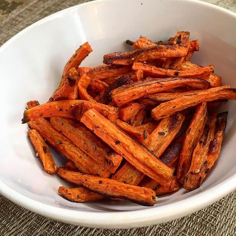 This bowl of crispy roasted carrots is so simple to toss together and makes the perfect side dish to any meal! They're low FODMAP & SCD approved. Ibs Recipe, Fodmap Veggies, Low Fodmap Recipe, Fod Map, Fodmap Recipes Dinner, Low Fodmap Recipes Dinner, Fodmap Food, Fodmap Meal Plan, Carrots Side Dish