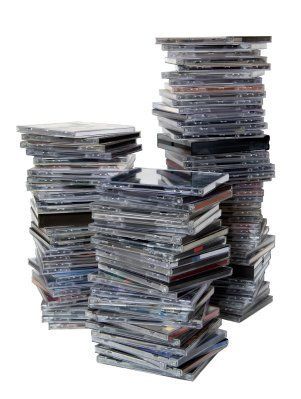 This is a guide about uses for CD jewel cases. Many of us end up with a lot of empty CD cases. There are many craft and recycling options for these slim plastic cases. Cd Case Crafts, Dvd Case Crafts, Cd Recycle, Recycled Cd Crafts, Cd Crafts Diy, Old Cd Crafts, Recycled Cds, Cd Jewel Case, Cd Diy