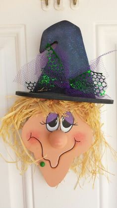 Witch face Questioning Reality, Moldes Halloween, Wood Decorations, Wooden Snowmen, Halloween Wood Crafts, Witch Face, Adornos Halloween, Fall Halloween Crafts, Theme Halloween