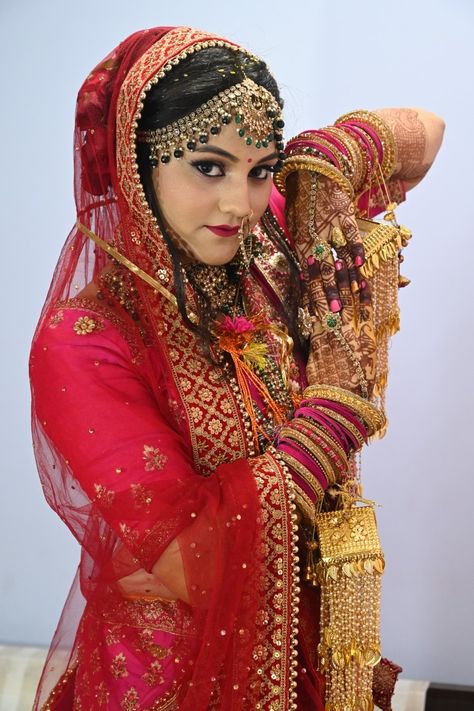 Dulhan Closeup Photography, Indian Dulhan Single Pose, Dulhan Poj, Dulahan Poj, Single Bride Poses Indian Wedding, Singal Dulhan Pose, Dulhan Single Pose, Bride Poses Indian Wedding, Closeup Poses