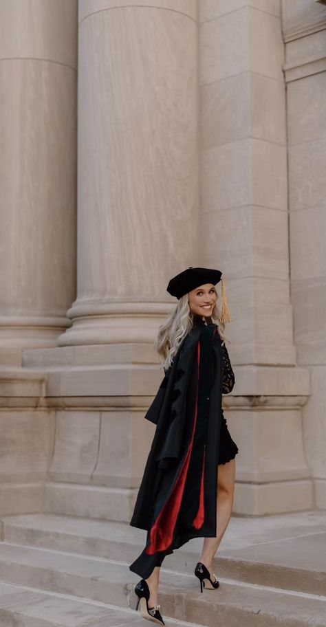 Master Graduation Photoshoot, Classy College Graduation Pictures, Dark Academia Graduation Photoshoot, Grad Photos Women, Law Graduate Photoshoot, Graduate Degree Photo Shoot, Doctoral Degree Aesthetic, Mba Photoshoot Ideas, Graduation Photoshoot Doctorate