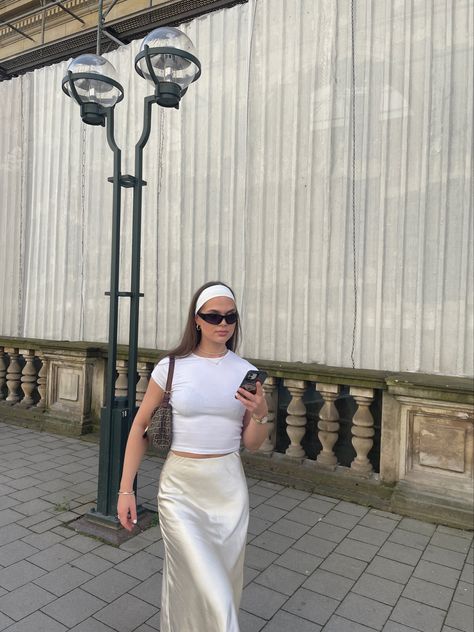 Outfit check Long Skirt Inspo Outfit, Outfit With Satin Skirt, European Summer Outfits 2024, Hangout Outfit, White Satin Skirt Outfit, Satin Skirt Outfit Summer, Skirt Outfit Summer, Satin Skirt Outfit, Classy Streetwear