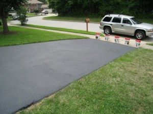 seal_a_driveway_to_prevent_cracks Blacktop Driveway, Driveway Sealing, Paint Concrete Patio, Diy Driveway, Driveway Sealer, Earth Tone Decor, Asphalt Driveway, Driveway Landscaping, Concrete Driveways