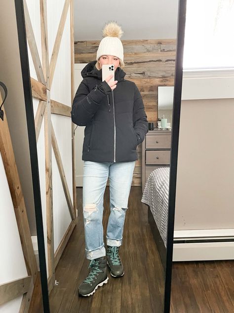 Duck Boot Outfits Women, Duck Boots Straight Leg Jeans, Straight Leg Jeans With Hiking Boots, Mom Jeans Winter Boots, Jeans And Snow Boots Outfit, Hiking Boots And Jeans Outfit, How To Style Duck Boots Outfit Ideas, Winter Boots Work Outfits, Winter Boots And Jeans Outfit