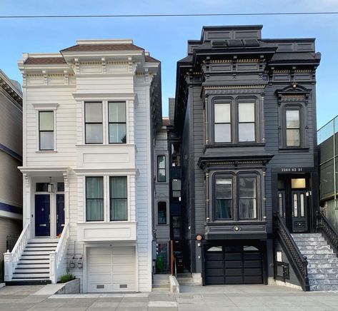 Apartment Inspiration Exterior, Cute Townhouse Exterior, Small Apartment Exterior Design, Flat Exterior Design, Bloxburg San Francisco House, Townhouses Architecture, Modern Black And White House, City House Exterior, Small Apartment Exterior