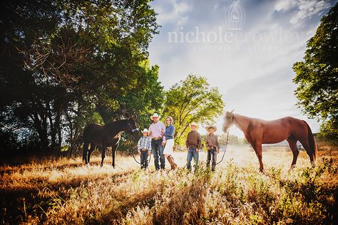 family portrait with horses Family Photos With Horses And Dogs, Family Picture With Horses, Equine Family Photos, Family Photo Shoot With Horses, Western Family Pictures With Horses, Western Theme Family Pictures, Family Pictures With Cows, Horse Family Photoshoot, Family Pictures With Horses