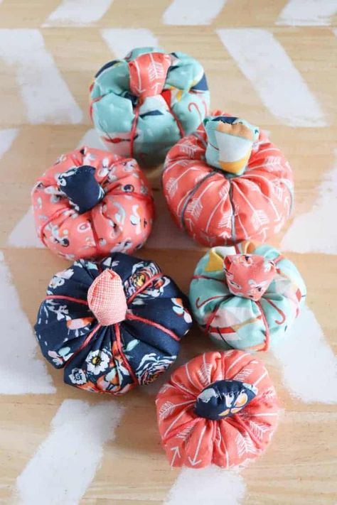 DIY Easy Fabric Pumpkin Tutorial Pumpkin Craft Ideas, Stuffed Pumpkins, Autumn Sewing, Diy Pumpkins Crafts, Fall Craft Fairs, Pumpkin Tutorial, Craft Pumpkins, Stuffed Pumpkin, Homemade Stuffing