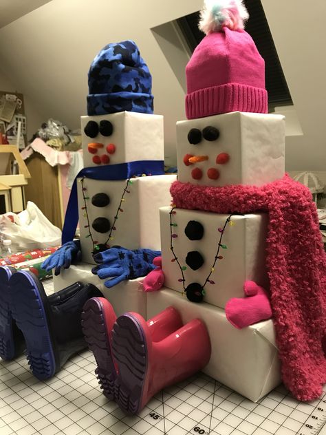 Gift Tower Ideas, Snowman Gift Tower, Diy Snowman Gifts, Christmas Present Wrap, Christmas Wrapping Diy, Christmas Wrapping Ideas, Christmas Presents For Kids, Gift Towers, Snowman Hat