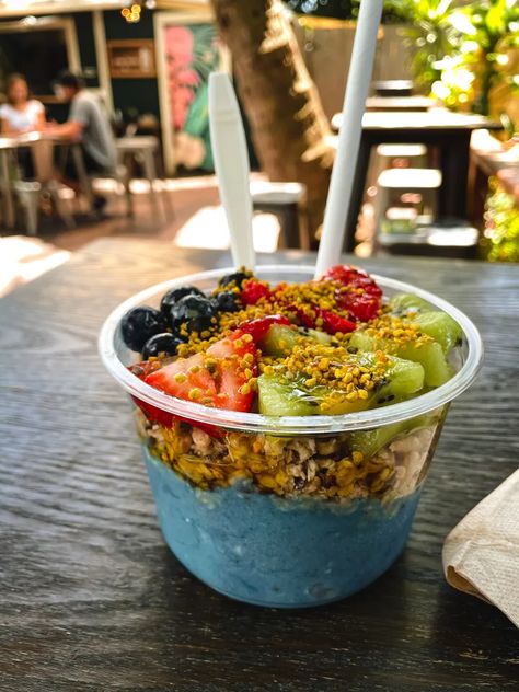 Maui Hawaii Food, Places To Eat In Kauai, Maui Places To Eat, Pitaya Bowl, Pineapple Soft Serve, Tropical Acai Bowl, Maui Food, Poke Recipe, Maui Restaurants