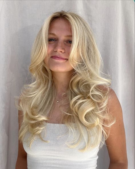 Bright blonde hair color with dyson airwrap 90s blowout Warm Bright Blonde Hair, Blondie Ideas, Buttery Blonde Highlights, Butter Blonde Highlights, Buttery Blonde Hair, Cream Blonde Hair, Butter Blonde Hair, Blended Hair, Cream Blonde