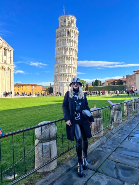 Outfit Autumn, Looks Black, Leaning Tower, Leaning Tower Of Pisa, Black Outfit, Pisa, Fall Outfits, Tower, Travel