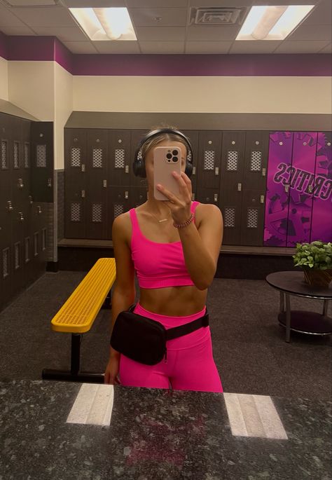 Fanny Pack Outfits, Gym Outfits Aesthetic, Pink Workout Set, Gym Headphones, Fanny Pack Outfit, Gym Outfits For Women, Lululemon Belt Bag, Pink Gym, Pink Belt