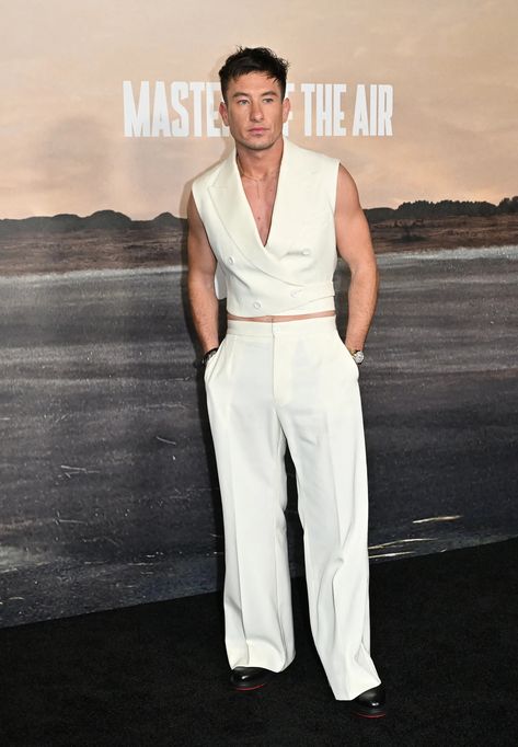 Vintage Male Outfits, Ilaria Urbinati, Mens Fashion Aesthetic, Masters Of The Air, White Outfit For Men, High Fashion Men, Red Carpet Style, Barry Keoghan, Fiesta Outfit