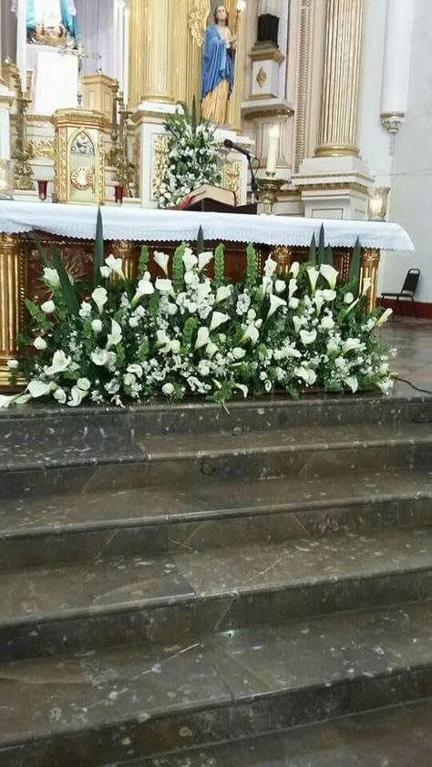 Arreglo floral,Ideal para el altar. Groom's Speech, Altar Arrangement, Church Wedding Decorations, Church Flower Arrangements, Church Wedding, Holy Communion, Quince, White Roses, Wedding Ceremony