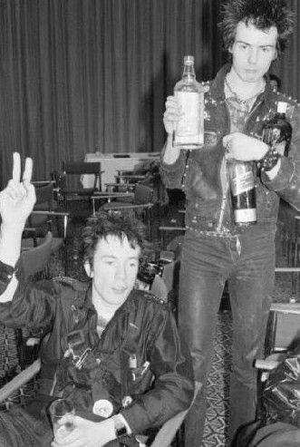 Johnny Rotten Sid Vicious, Sid And Nancy, 70s Punk, Johnny Rotten, God Save The Queen, Sid Vicious, Photographer Pictures, Punk Scene, Punk Rock Bands