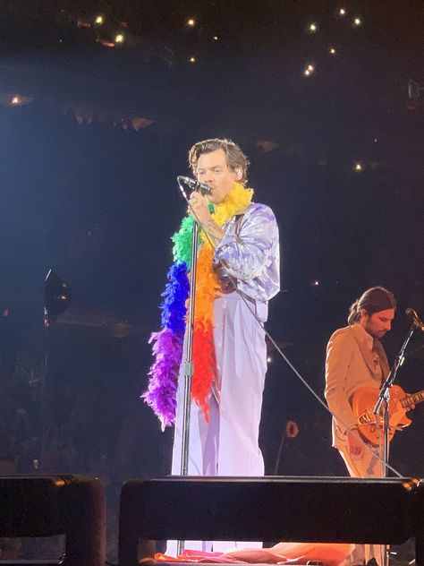 Love On Tour Outfits, Stage Show, Harry Styles Love On Tour, Harry Edward Styles, Edward Styles, Love On Tour, A Rainbow, Louis Tomlinson, San Antonio