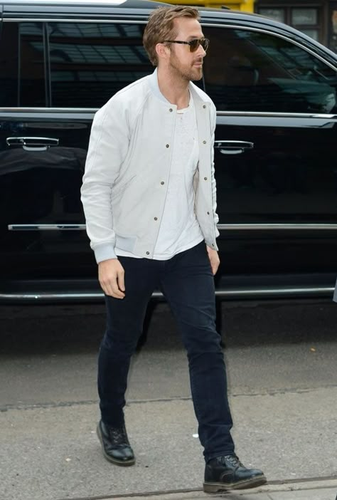 The Ryan Gosling Style Lookbook Ryan Gosling Style, Casual Look For Men, Gentle Man, Dad Style, Modern Mens Fashion, Street Fits, Leading Men, Sunglasses Outfit, Style Lookbook