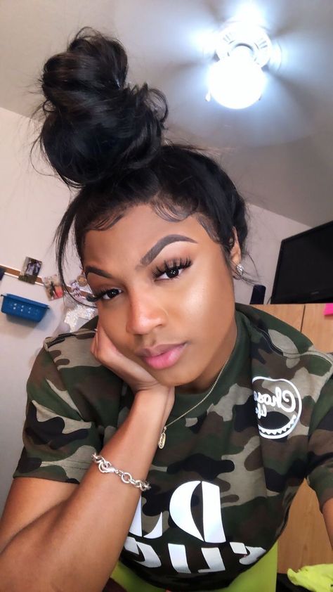 pin ‘ @kjvougee 🐍 Straight Balayage, Balayage Haircolor, Hair Laid, Hair Straight, Baddie Hairstyles, Black Girls Hairstyles, Messy Bun, Trendy Hairstyles, Weave Hairstyles