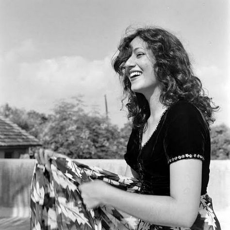 Madhubala - Rare candid photo session Filmy Vintage, Retro Bollywood, Vintage India, Vintage Bollywood, Anushka Sharma, Ageless Beauty, Indian Aesthetic, Indian Movies, Beauty Icons