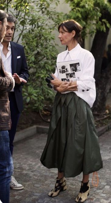 Street Style Skirt, The Sartorialist, Mode Inspo, 가을 패션, Inspiration Mode, Looks Style, Mode Inspiration, Skirt Fashion, White Shirt