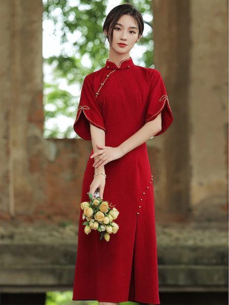 10 Red Cheongsam Dress Styles For Lunar New Year 2022 Casual Lunar New Year Outfit, China Dress Fashion, Chinese New Year Outfit Ideas Casual, Traditional Chinese New Year Dress, Lunar New Years Outfit, Chinese New Year Qipao, Chinese Lunar New Year Outfit, Lunar New Year Clothes, Lunar New Year Dress