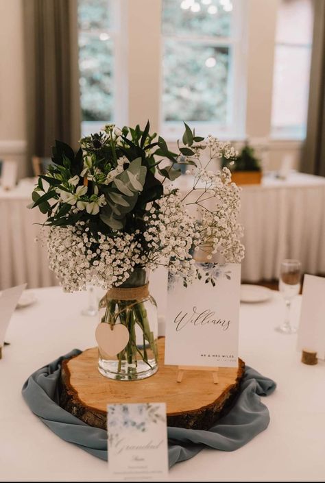 Rustic Eucalyptus Centerpiece, Wedding Flower Placement, Unique Table Centerpieces Wedding, Simple Round Table Decorations, Wedding Centerpieces No Candles, Barn Centerpiece Wedding, Gift Table Wedding Ideas, Easy Wedding Reception Decorations, Baby Breaths Center Piece