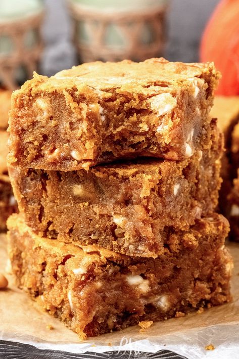 Pumpkin Blondies Recipe Easy, Pumpkin Butterscotch Bars, Pumpkin Chocolate Chip Blondies, Maple Pumpkin Bars, Thanksgiving Blondies, Fall Blondies, Pumpkin Magic Bars, Pumpkin Blondies Recipe, Pumpkin Dessert Bars