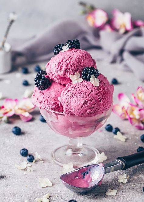 This vegan ice cream recipe is easy to make at home. It is soft, fluffy, creamy and you can use any fruit! #icecream #blackberryicecream #nicecream #blackberries #vegandesserts #veganrecipes Strawberry Ice Cream Pie, Blackberry Ice Cream, Bio Insta, Ice Cream Photography, Vegan Ice Cream Recipe, Ice Cream Pie, Avocado Pasta, Potato Gnocchi, Ice Cream Brands