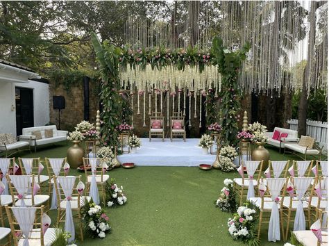 Garden Indian Wedding Decor, Engagement Mandap Decoration, Garden Indian Wedding, White Flower Decoration Wedding Indian, Wedding Stage Design Outdoor, South Indian Mandap Decor, Indian Engagement Decorations, Outdoor Wedding Decorations Indian, Rustic Floral Centerpieces