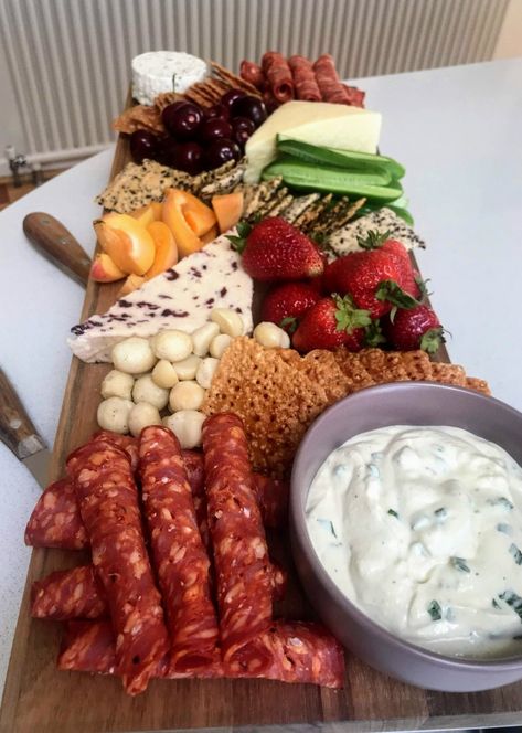 Keto Platter Ideas, Small Platter Ideas, Bbq Potluck, Creamy Shrimp Pasta, Low Carb Crackers, Christmas Appetizers Party, Keto Cheese, Christmas Recipes Appetizers, Party Food Platters