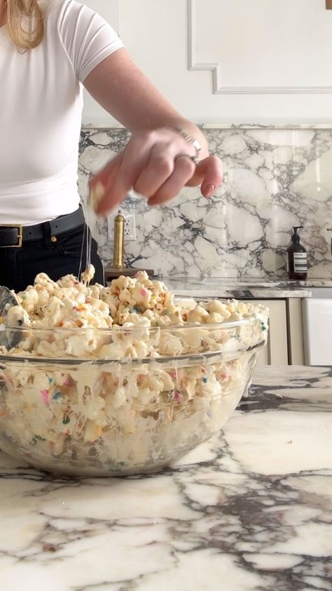 Sarah Fennel | whether you have or haven’t seen the viral marshmallow popcorn recipe yet, consider this your sign that you need it now, because it’s an… | Instagram Cake Batter Popcorn, Sarah Fennel, Marshmallow Popcorn, Fennel Recipes, Broma Bakery, Popcorn Recipe, Marshmallow Treats, Vanilla Cake Mixes, Baking Basics