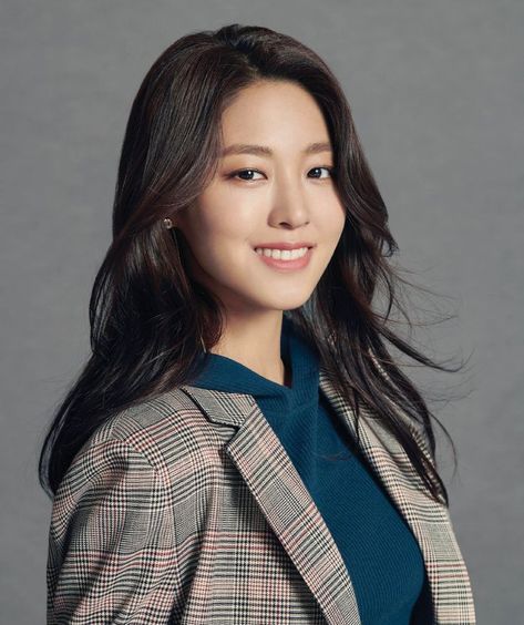 Cv Picture, Linkedin Picture, Corporate Headshot Poses, Business Headshots Women, Business Portraits Woman, Professional Profile Pictures, Seol Hyun, Professional Headshots Women, Aoa Seolhyun