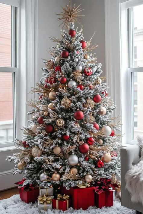 red Christmas tree Flocked Tree Decorating Ideas Red, Red Christmas Tree Ideas, Champagne Christmas Tree, Red And Gold Christmas Tree, Gold Christmas Tree Decorations, Frosted Christmas Tree, Tree Inspiration, Christmas Window Decorations, Blue Christmas Tree