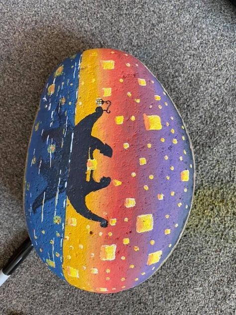 Small Stone Painting Ideas, Unique Rock Painting Ideas, Painting River Rocks, Triangle Rock Painting Ideas, Aesthetic Rock Painting, Aesthetic Stone Painting, Rocks Painted Ideas, Tangled Rock Painting, Rock Painting Ideas Disney