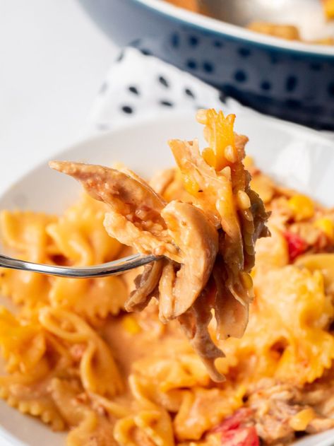 There’s nothing I don’t love about this recipe. BBQ, ranch, chicken, pasta, bacon, and cheese, along with some spices and veggies. The end result? A delicious meal that comes together in under 30 minutes! I especially love making this casserole when I have some leftover chicken. Just shred or dice the leftover chicken and toss it in! Bbq Ranch Chicken Casserole, Ranch Chicken Pasta, Chicken Leftovers, Pasta Bacon, Chicken Dorito Casserole, Shredded Bbq Chicken, 12 Tomatoes Recipes, Ziva David, Ranch Chicken Casserole