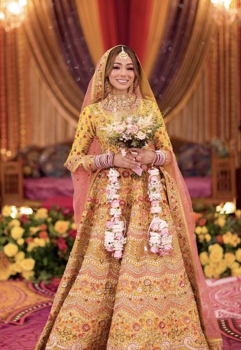 Mehendi Dress Brides, Mehndi Ceremony Outfit, Desi Bridal Makeup, Mehndi Look, Mehndi Dress For Bride, Mehendi Dresses, Wedding Dresses Pakistani, Mehndi Outfit, Mehndi Dress