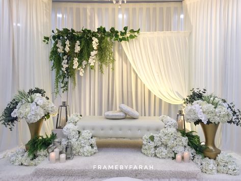 Mini pelamin by framebyfarah Nikah Backdrop, Diy Wedding Wreath, Mini Pelamin, Indoor Wedding Decorations, Indian Wedding Decorations Receptions, Wedding Tent Decorations, Nikah Decor, Simple Stage Decorations, Wedding Stage Backdrop