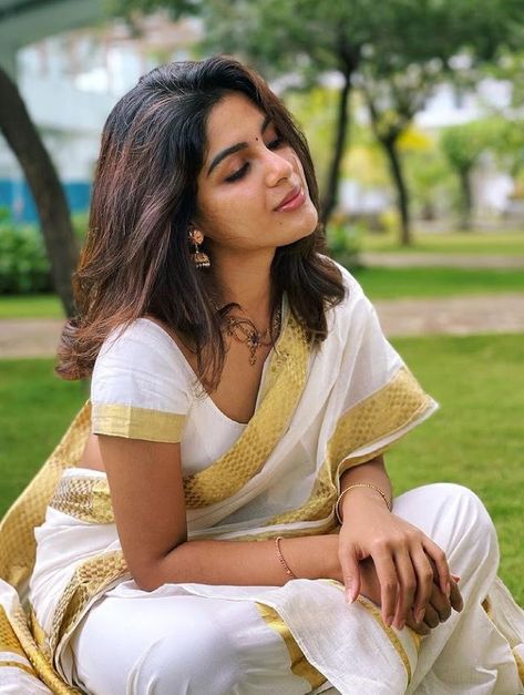 Actress Samyuktha Menon Looks Stunning In Her Latest Photos Samyuktha Menon, Set Saree, Saree Photoshoot, Celebrity Beauty, Beautiful Saree, Indian Beauty Saree, Desi Beauty, Beautiful Eyes, Kerala