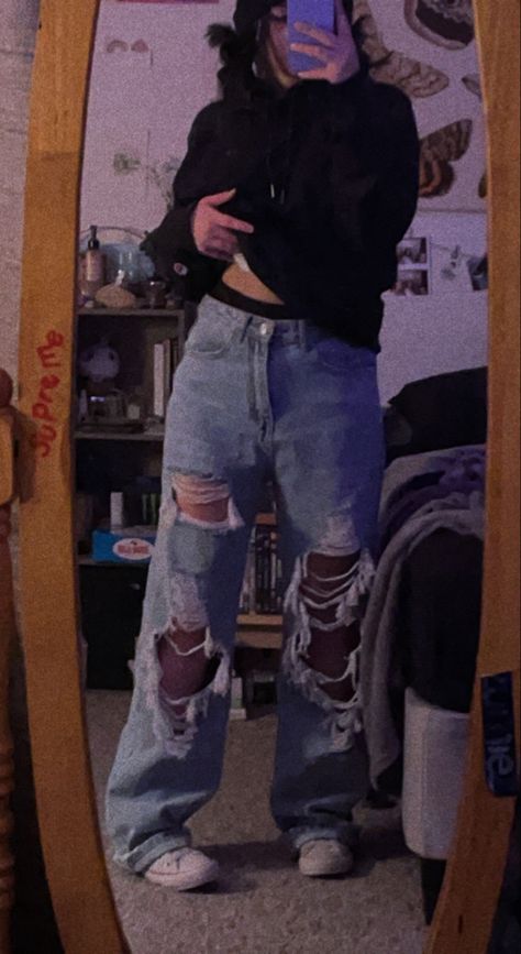 Outfits With Baggy Ripped Jeans, Baggie Aesthetic, Super Ripped Jeans Outfit, Ripped Pants Outfit, Baggy Ripped Jeans Outfit, Raining Outfit, Baggie Outfit, Ripped Jeans Aesthetic, Cool Outfits For Women