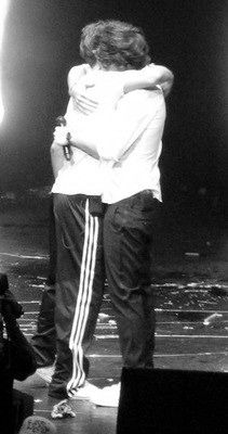 Larry Stylinson hug <3 :') Larry Hug, Princess Parking, Larry Shippers, One Direction Photos, Louis And Harry, James Horan, One Direction Pictures, Louis Williams, 1d And 5sos