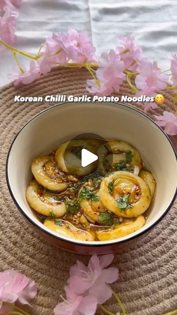 NIDHI JAIN | FOOD BLOGGER on Instagram: "KOREAN CHILLI GARLIC POTATO NOODLES😋  These flavourful korean style chilli garlic potato noodles are a must try and trust me you will love these are they have no maida in it 😍  I have used @akshayakalpa 's multifloral 100%natural raw honey which is ethically sourced from organic farms with a focus to conserve bee population✌🏻 It is unprocessed and very nutritious too✌🏻  Tip - When you form the shape of the noodles there should be no cracks in it✌🏻 If there are cracks then need to add more cornflour✌🏻 Greese your hands before giving shape of noodles✌🏻  Follow me on youtube and instagram @cookwithnidhiii 😋  #akshyakalpa #organichoney #rawhoney #multifloralrawhoney #cookwithnidhiii #koreanchilligarlicnoodles #chilligarlicnoodles #koreanfood #ko Korean Potato Noodles, Korean Potato Recipes, Honey Chilli Potato Recipes, Chilli Potato Recipes, Korean Noodles Recipe, Korean Potatoes, Chilli Garlic Noodles, Jain Food, Honey Chilli Potato