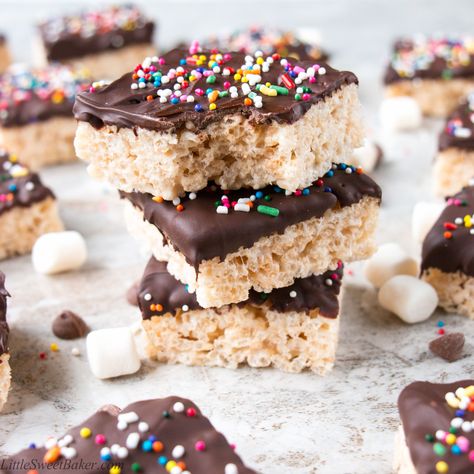 The original rice krispie treats made even better and more fun with chocolate and sprinkles! Rice Krispie Treats Chocolate, Chocolate Dipped Rice Krispie Treats, Chocolate Rice Crispy Treats, Recipe For Rice, Rice Crispy Treats Recipe, Chocolate Rice Krispies, Chocolate Rice Krispie Treats, Oreo Flavors, Rice Krispies Treats