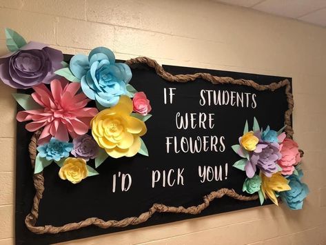 Class Board Decoration Ideas Aesthetic, Floral Classroom Door Ideas, Welcome Notice Board Decoration, Floral Bulletin Board Ideas, Paper Flower Bulletin Board, Soft Board Decoration Ideas For School Classroom Decor, Flower Bulletin Board Ideas, Bulletin Board Flowers, School Bulletin Boards Spring