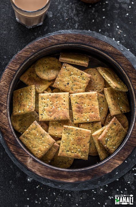 Baked Indian Snacks, Chai Indian, Mathri Recipe, Savory Crackers, Healthy Indian Snacks, Methi Recipes, Baked Snacks, Savoury Crackers, Veg Snacks