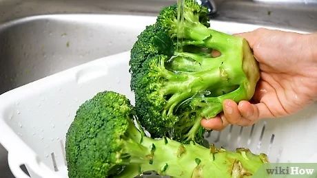 3 Ways to Clean Broccoli - wikiHow How To Clean Broccoli, Cleaning Broccoli, Cabbage Worms, Raw Broccoli, Eat Fresh, Healthy Vegetable, Broccoli Cauliflower, Fresh Broccoli, Healthy Vegetables