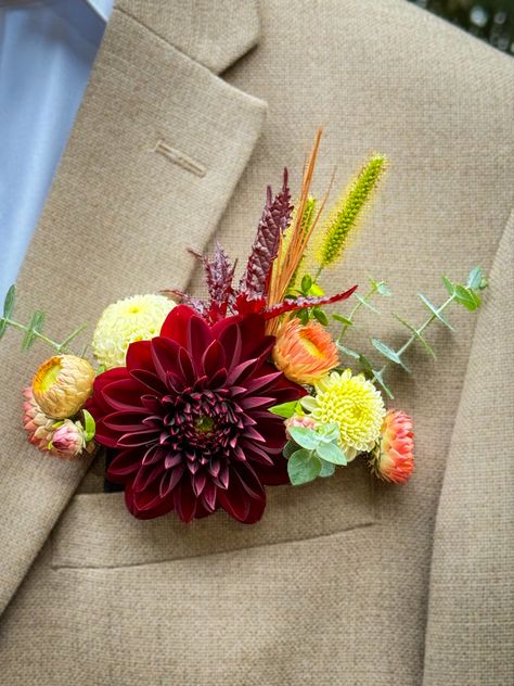 Burgundy dahlia featured in this September Annapolis groom’s pocket square. Flower Pocket Square Diy, Dahlia Boutonniere, Flower Pocket Square, Corsage Groom, Pocket Boots, Orange Boutonniere, Cranberry Wedding, Pink Pocket Square, Burgundy Dahlia