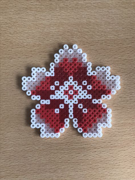 White Perler Bead Patterns, Perler Beads Flower, Hama Beads Aesthetic, Peeler Bead Ideas, Fuse Beads Ideas, Melt Beads Patterns, Geek Diy, Hamma Beads Ideas, Easy Perler Bead Patterns